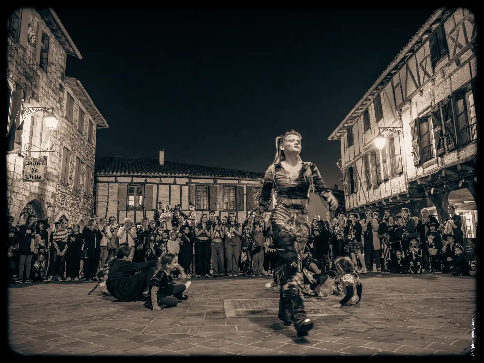 Spectacle de danse d'Halloween sur la place des Arcades