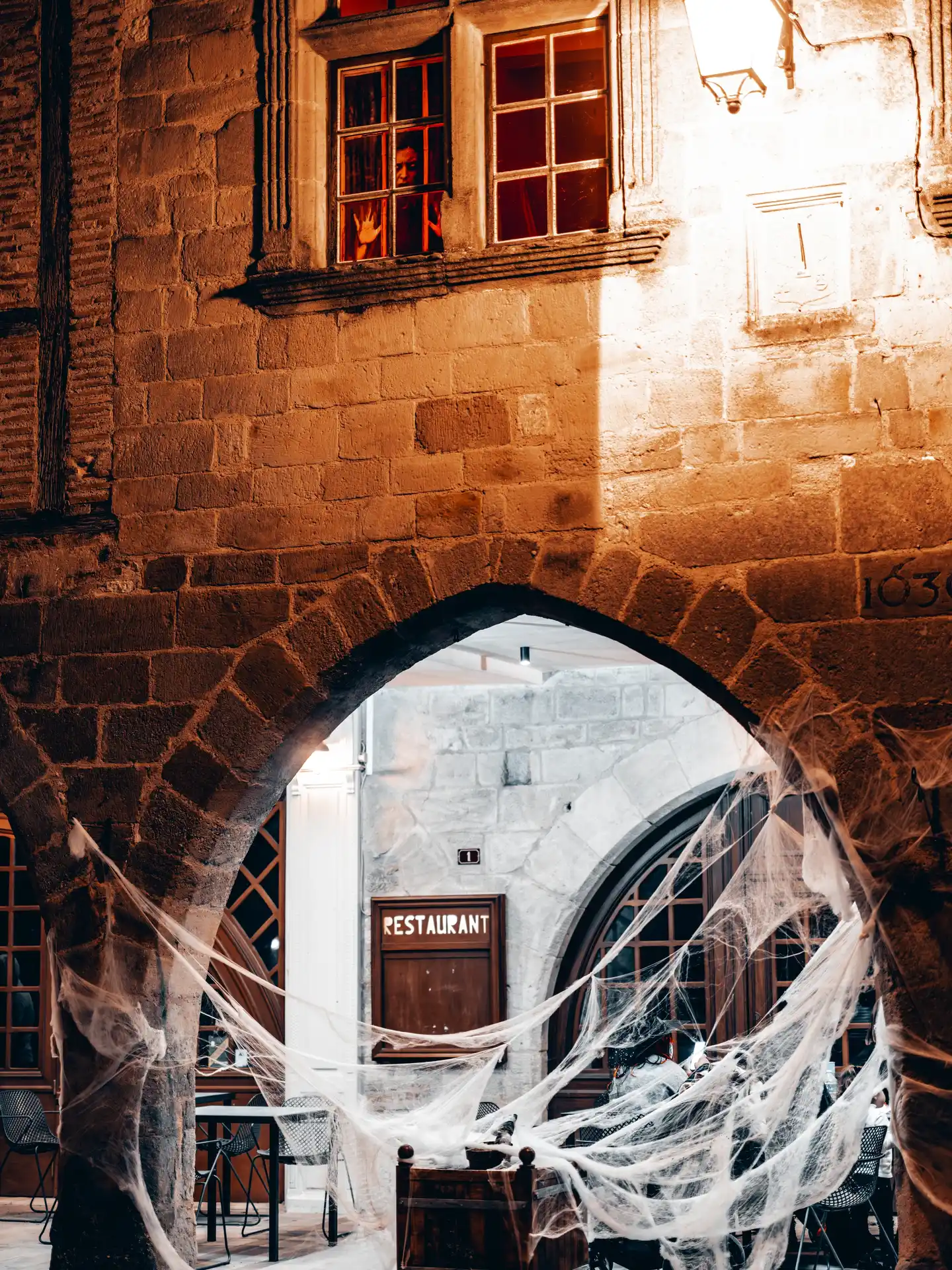 Castelnau-de-Montmiral transformé pour Halloween