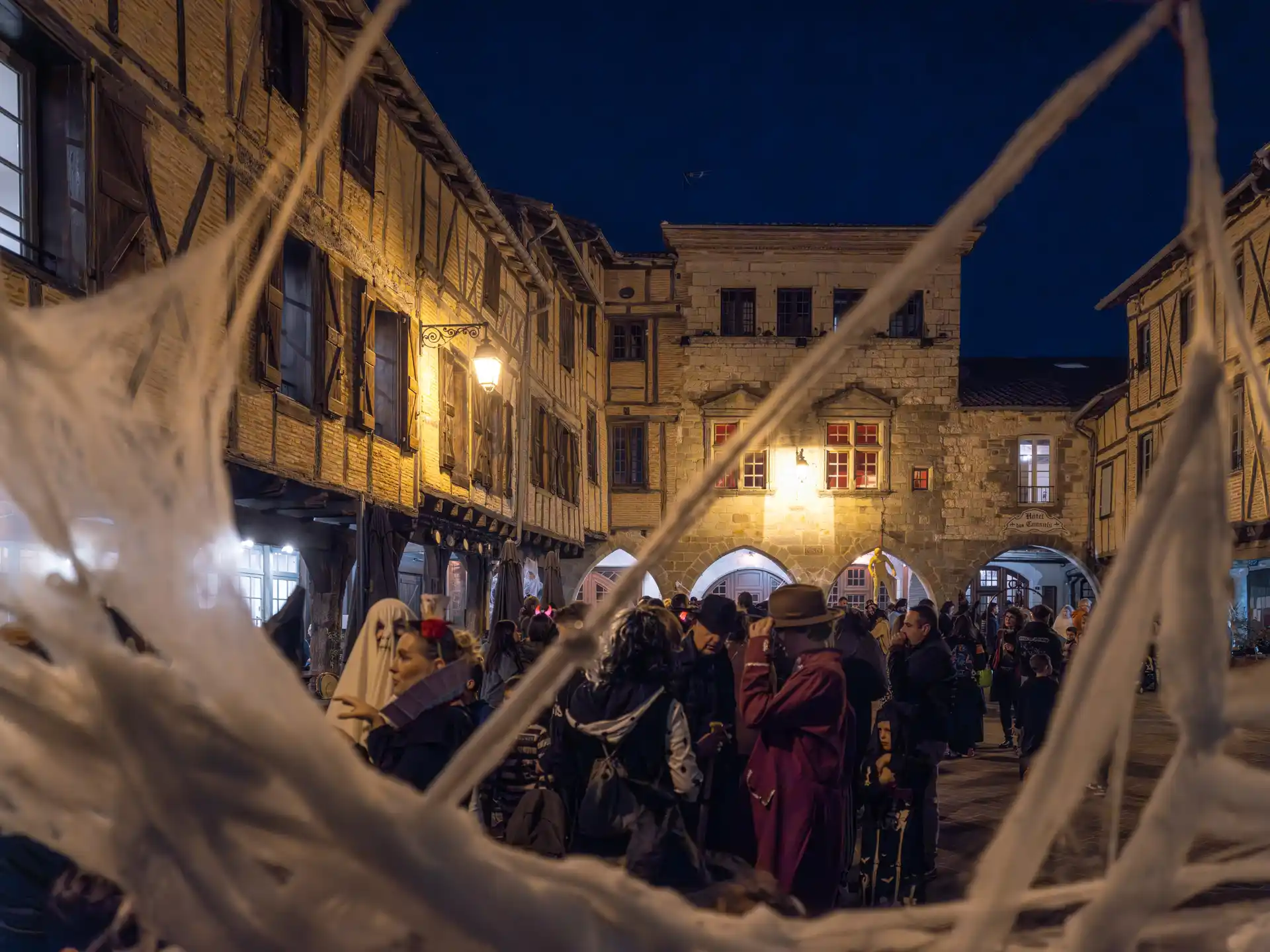 Le village de Montmiral décoré pour Halloween